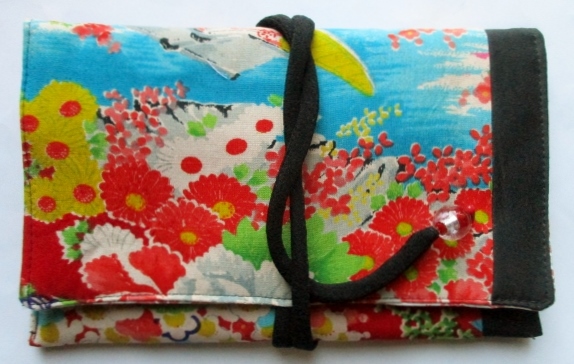 送料無料 黒と花柄の着物で作った和風財布・ポーチ 3800